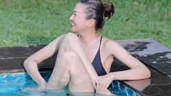 Thanh Hằng mặc bikini sexy phô diễn hình thể ở bể bơi