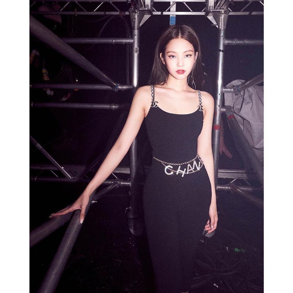 Hết váy áo xuyên thấu Jennie (BlackPink) chuyển qua mặc trang phục bó sát để khoe body huyền thoại không phần trăm mỡ thừa-1