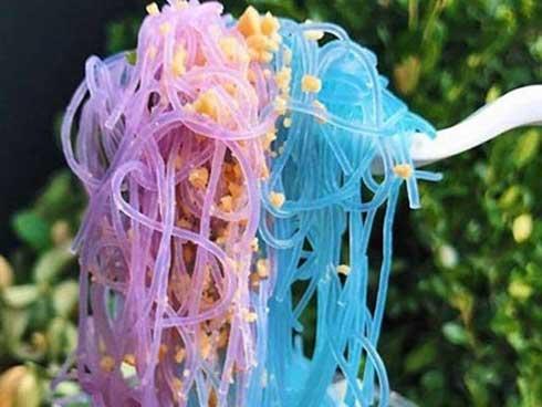 'Mì ma thuật' đổi màu từ xanh sang tím ngay khi vắt chanh