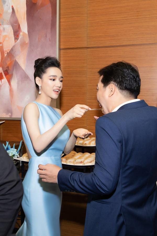 Nhã Phương vô tư chăm sóc ông xã Trường Giang chốn đông người-4