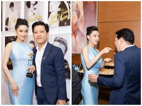 Nhã Phương vô tư chăm sóc ông xã Trường Giang chốn đông người