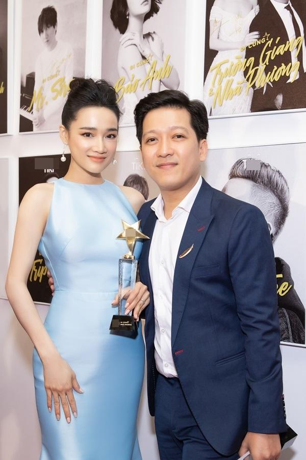 Nhã Phương vô tư chăm sóc ông xã Trường Giang chốn đông người-3