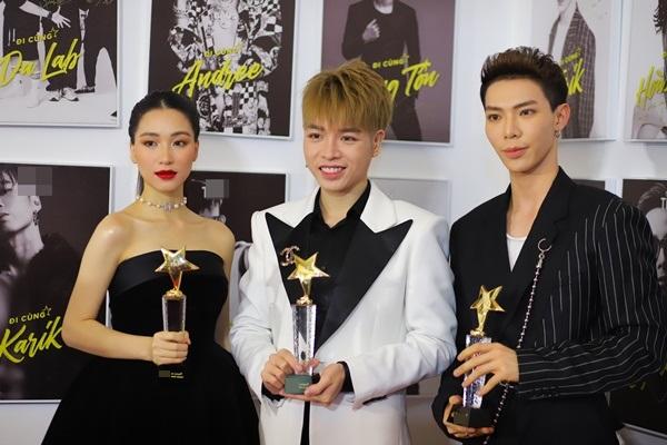 Nhã Phương vô tư chăm sóc ông xã Trường Giang chốn đông người-9