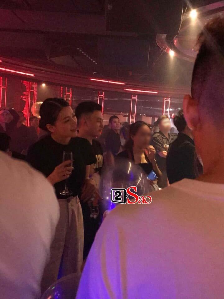 Lộ ảnh Hoa hậu Trái đất Phương Khánh vui vẻ trên bar, đứng cạnh là em trai ruột tưng bừng hít bóng cười-1