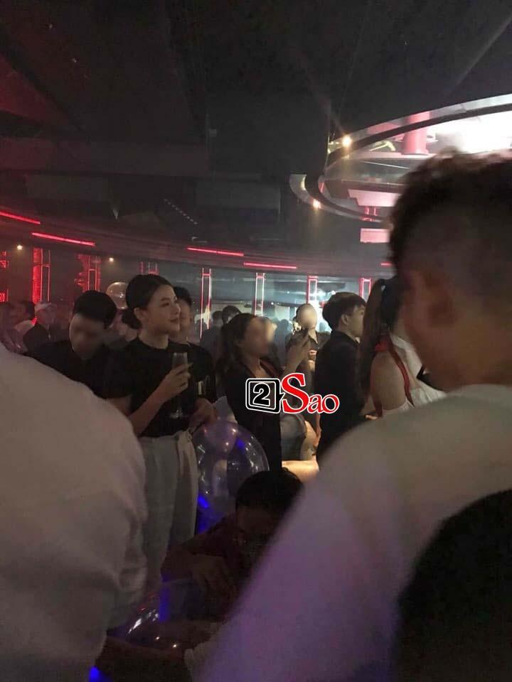 Lộ ảnh Hoa hậu Trái đất Phương Khánh vui vẻ trên bar, đứng cạnh là em trai ruột tưng bừng hít bóng cười-4