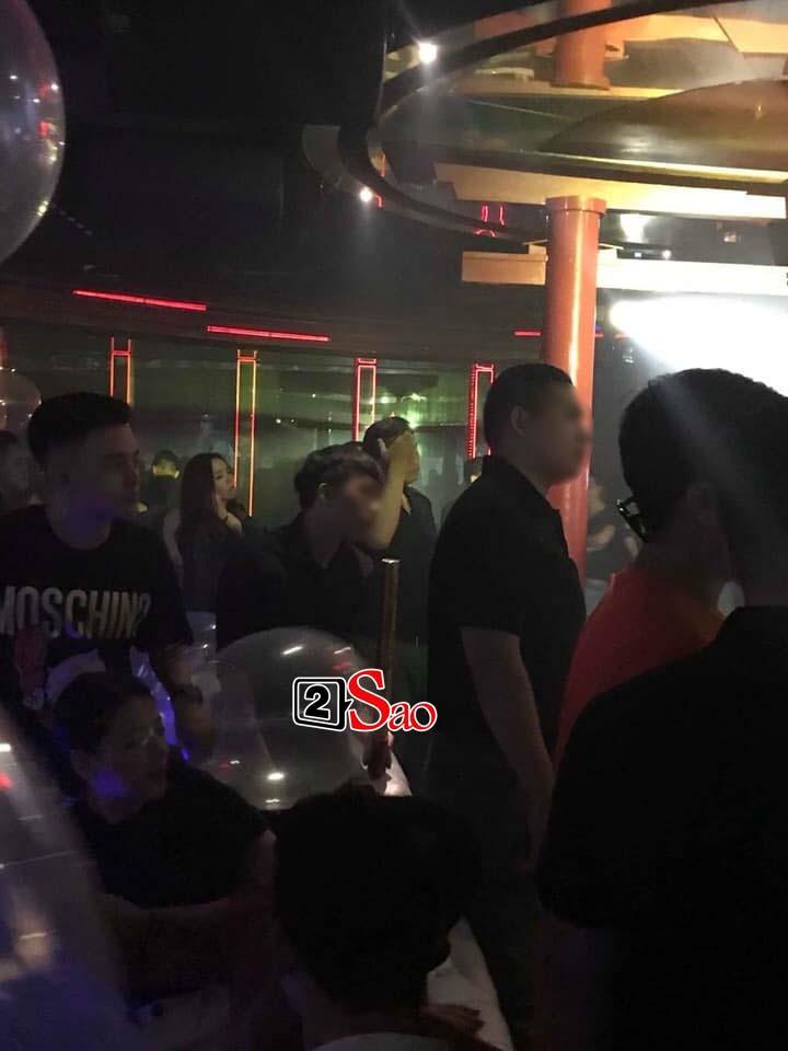 Lộ ảnh Hoa hậu Trái đất Phương Khánh vui vẻ trên bar, đứng cạnh là em trai ruột tưng bừng hít bóng cười-3