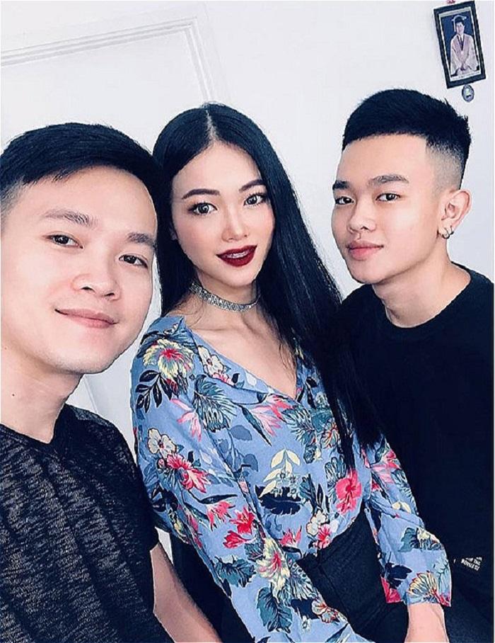 Lộ ảnh Hoa hậu Trái đất Phương Khánh vui vẻ trên bar, đứng cạnh là em trai ruột tưng bừng hít bóng cười-8