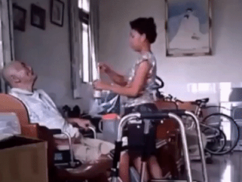 Clip: Cô gái bị ô tô đâm kinh hoàng vì chạy theo bạn sang đường mà không quan sát-1