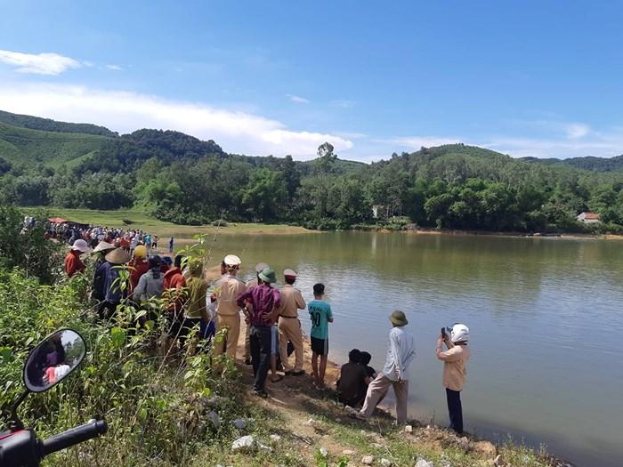 Rủ nhau đi dã ngoại, 5 học sinh lớp 8 đuối nước thương tâm-1