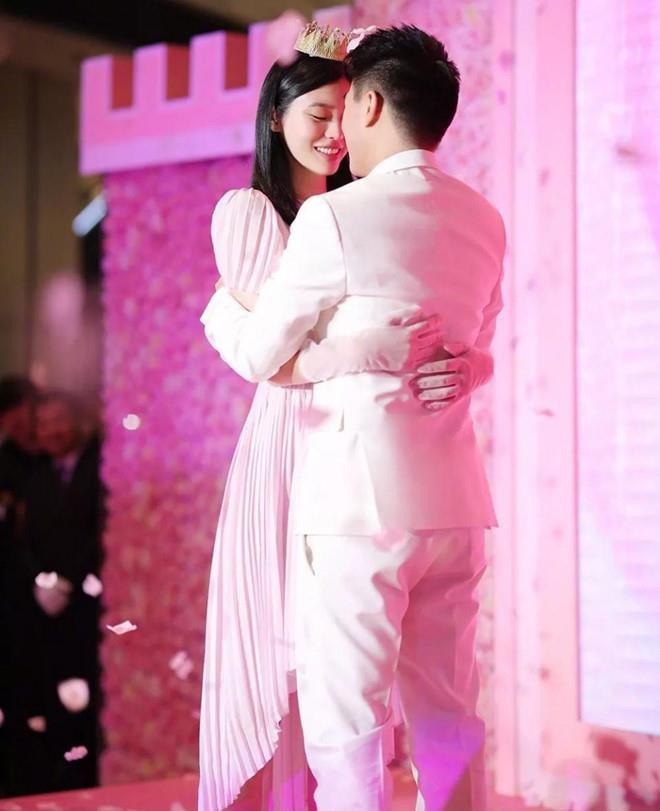 Người đẹp nội y và quý tử nhà vua sòng bạc Macau chuẩn bị cưới-1