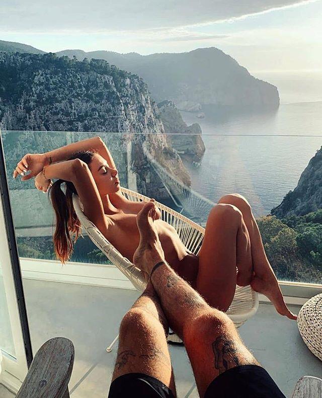 Dân mạng hết hồn với bức ảnh khỏa thân của cặp đôi nổi tiếng-2