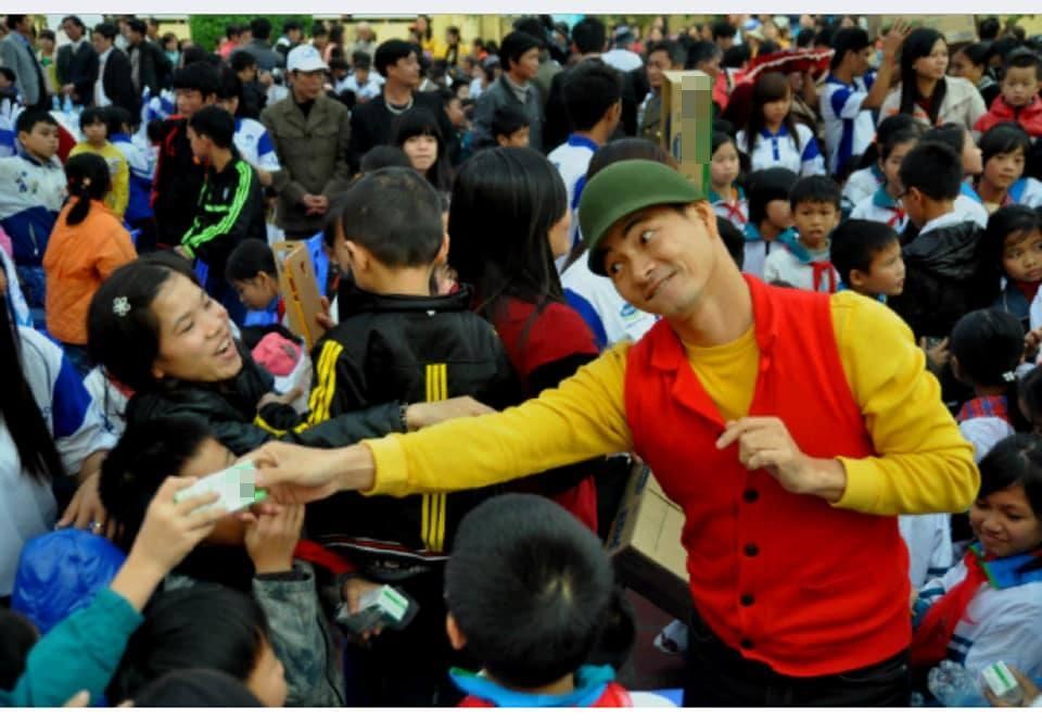 Khoe check in cùng Xuân Bắc bất chấp hoàn cảnh, shipper rao gà được mệnh danh chàng trai vàng trong làng cơ hội-2