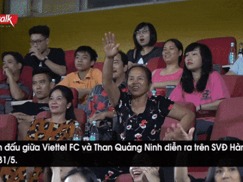 Trổ tài lặn biển trước mặt bạn gái nhưng trung vệ Bùi Tiến Dũng khiến fans bật cười với biểu cảm hoảng hốt-2