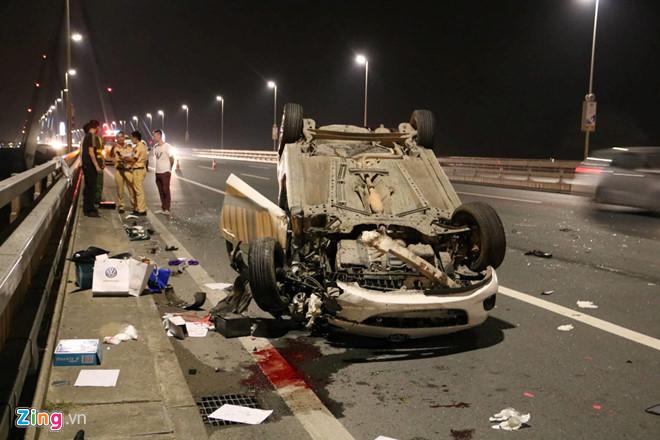 Mazda lật ngửa trên cầu Nhật Tân, nữ tài xế nguy kịch-1