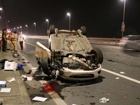 Mazda lật ngửa trên cầu Nhật Tân, nữ tài xế nguy kịch