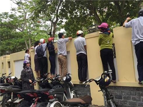 Chùm ảnh: Con ngồi thi, cha mẹ như trên đống lửa, bám tường chỉ để được nhìn thấy con