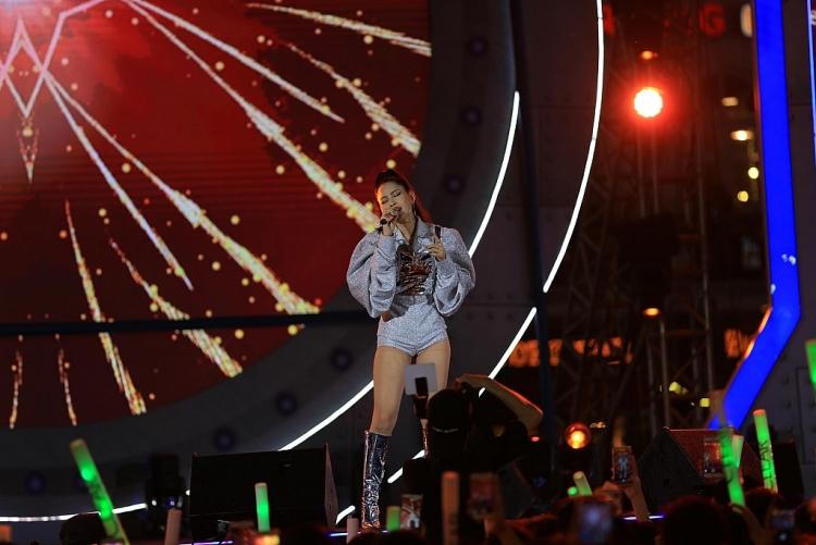 Đừng ai đòi Chi Pu hát live nữa, ra mà xem cô nàng thì thào Anh ơi ở lại hụt hơi như sắp ngất đến nơi rồi đây này!-1