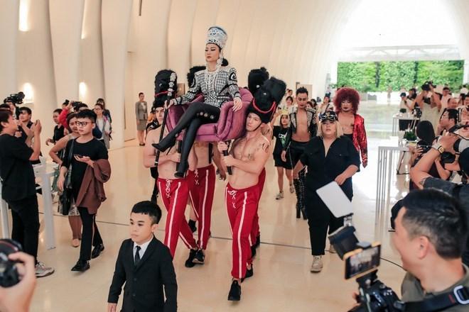 SAO MẶC XẤU: Thu Minh làm lố ngồi kiệu đến họp báo - Hải Triều mặc đồ cắt xẻ quá đà-1