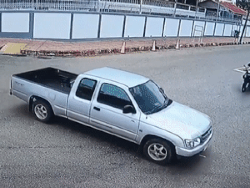 Clip: Cần cẩu gãy đôi, đổ sập khi đang vớt xe tải trong vụ sập cầu ở Đồng Tháp-4