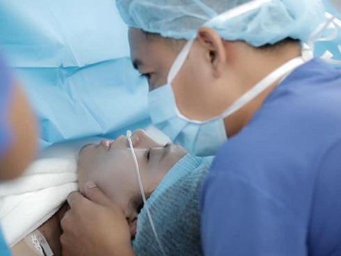 Hải Băng lập tức bị bạn thân nhắc nhở khi đăng ảnh hai con không mặc quần áo lên Facebook-5