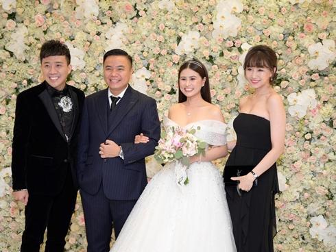 Trấn Thành và dàn sao hát ở tiệc cưới đạo diễn 'Cua lại vợ bầu'