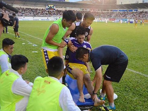 Clip cảm động chưa lên sóng: Thầy Park dành gần 20 phút xoa đầu, động viên khi Đình Trọng chân bị nẹp cố định vì chấn thương-3