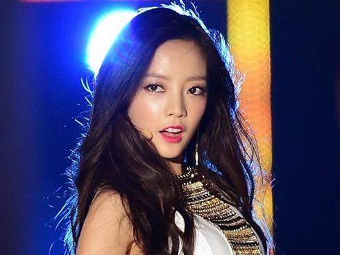 'Búp bê sống' xứ Hàn Goo Hara bị chê hát dở, giọng hết hơi
