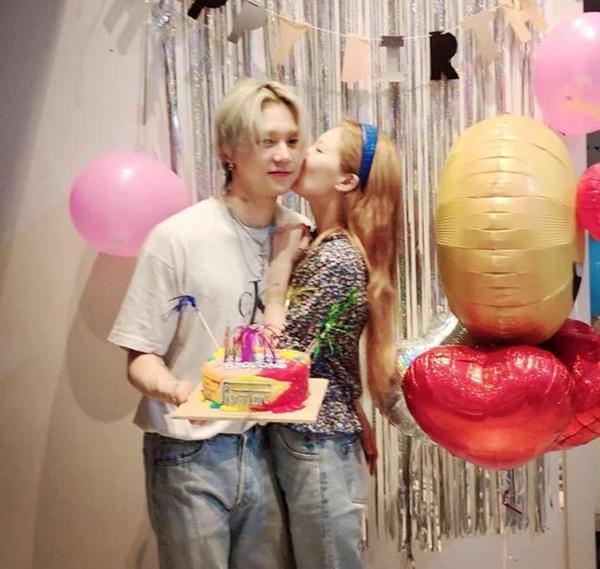 Huyna ngọt ngào hôn bạn trai kém tuổi sau loạt sự cố ngã trên sân khấu-1