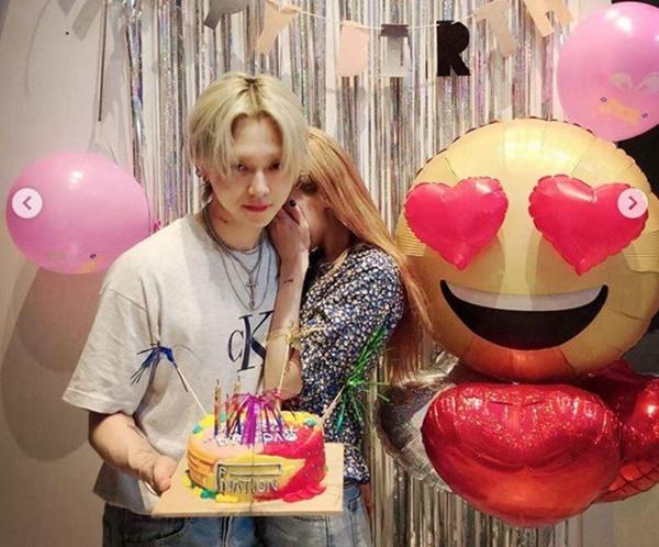 Huyna ngọt ngào hôn bạn trai kém tuổi sau loạt sự cố ngã trên sân khấu-2