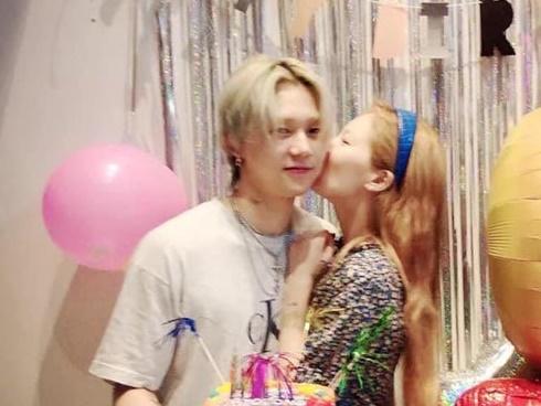 Huyna ngọt ngào hôn bạn trai kém tuổi sau loạt sự cố ngã trên sân khấu