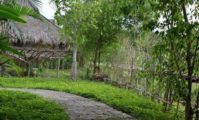 Mẹ đưa nhân tình vào phòng ngủ, con gái nhỏ khóc nghẹn ngoài sân-1