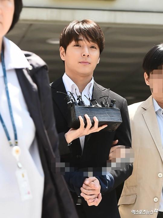 Liên tục bị hỏi kháy về thành viên tù tội cùng nhóm, Lee Hongki nói gì mà được dân Hàn khen ngợi không ngớt?-1