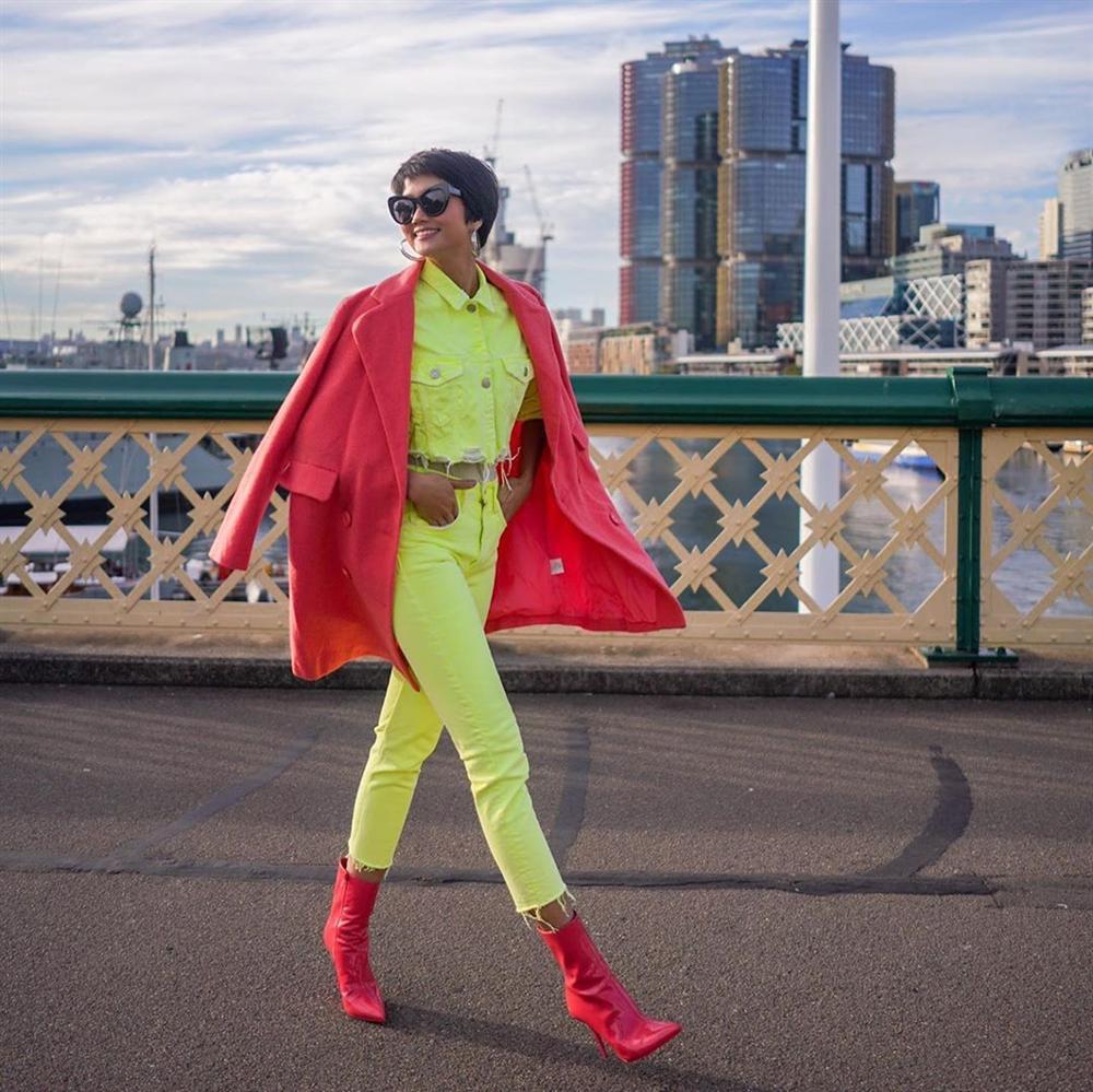 Bản tin Hoa hậu Hoàn vũ 1/6: HHen Niê lên đồ neon xuất sắc chặt đẹp hội bạn cũ không chừa một ai-1