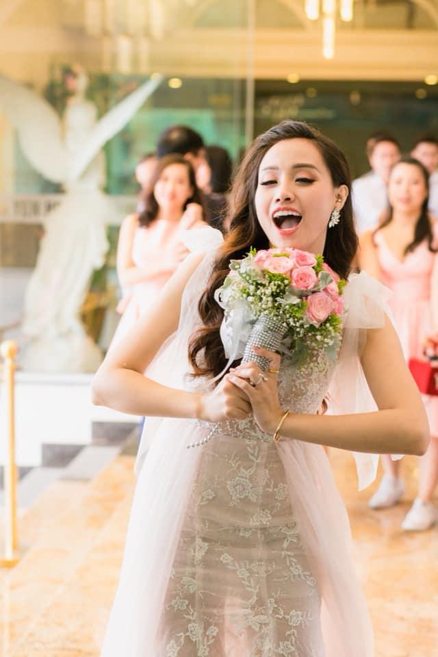 Chuyện giờ mới kể về đám cưới nữ MC xinh đẹp và bạn trai hotboy: Cô dâu - chú rể quẩy bung sân khấu cùng khách mời-1