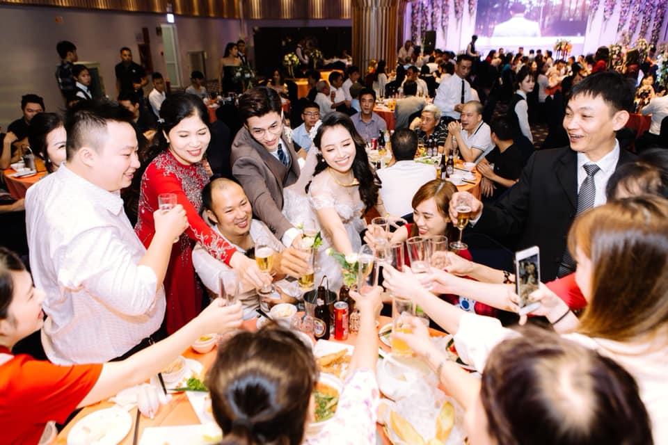 Chuyện giờ mới kể về đám cưới nữ MC xinh đẹp và bạn trai hotboy: Cô dâu - chú rể quẩy bung sân khấu cùng khách mời-14