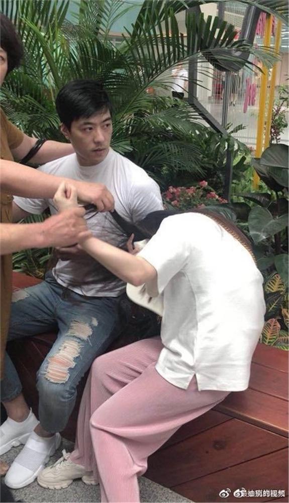 Mẹ vợ nổi điên khi bắt quả tang con rể đi du lịch cùng tiểu tam, nhưng bố vợ bình tĩnh nói một câu khiến ai cũng đồng tình-1