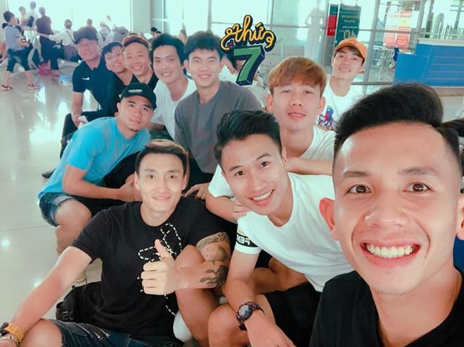 Quang Hải vui vẻ check-in, Đức Chinh cảm thấy đẹp trai ở Thái Lan-4