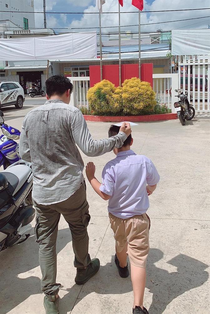 Con trai Lê Phương - Quách Ngọc Ngoan yêu thương cha dượng trẻ tuổi không khác gì cha đẻ-6