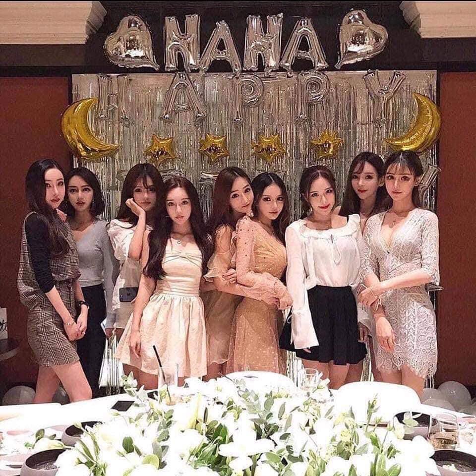 Người xem bày tỏ rợn người trước bức ảnh 9 cô bạn thân khoe ảnh xinh tươi nhưng ngoại hình lại giống nhau như tạc-1