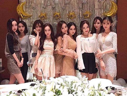 Người xem bày tỏ 'rợn người' trước bức ảnh 9 cô bạn thân khoe ảnh xinh tươi nhưng ngoại hình lại giống nhau như tạc