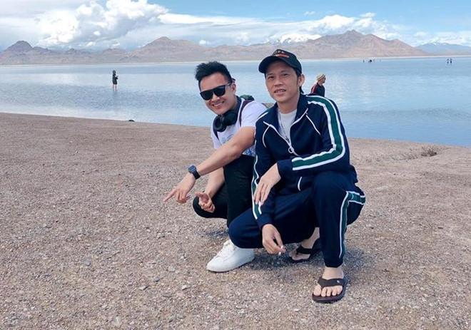 Giàu nứt đố đổ vách nhưng Hoài Linh chỉ mê loại dép vài chục ngàn đồng-3