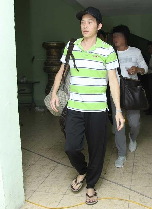 Giàu nứt đố đổ vách nhưng Hoài Linh chỉ mê loại dép vài chục ngàn đồng-4