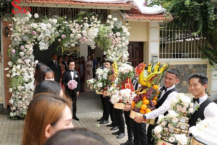 Dương Khắc Linh ăn diện bảnh bao, dẫn đầu hơn 20 chiếc xế sang tới nhà Sara Lưu làm lễ ăn hỏi-13