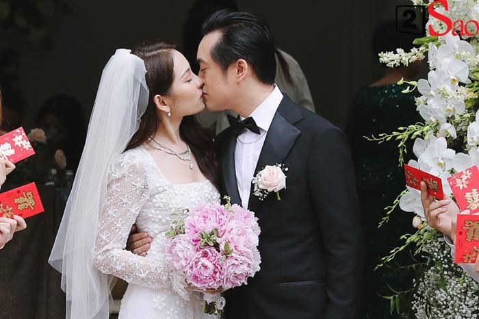 Dương Khắc Linh ăn diện bảnh bao, dẫn đầu hơn 20 chiếc xế sang tới nhà Sara Lưu làm lễ ăn hỏi-23