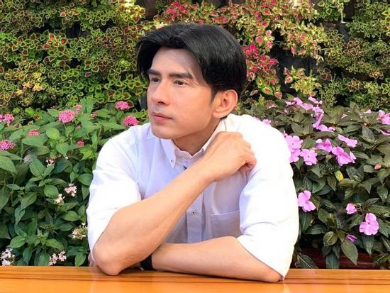 Đan Trường gây thích thú khi trở lại kiểu tóc hai mái 'huyền thoại'