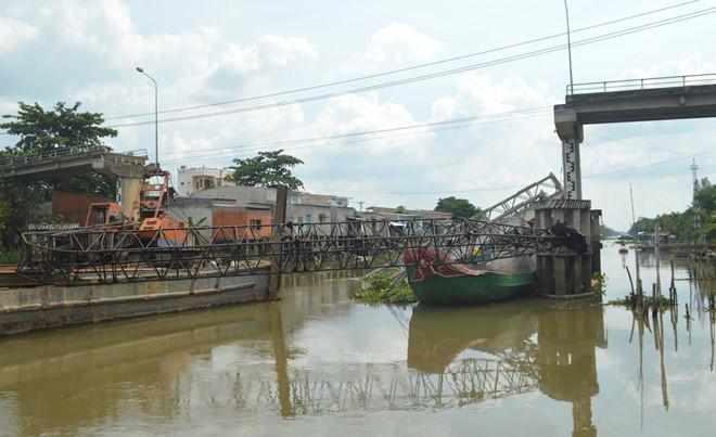 Cầu 8 tấn, xe tải chở khoảng 30 tấn không sập mới lạ-1