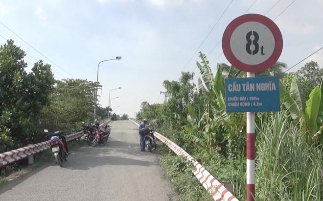 Cầu 8 tấn, xe tải chở khoảng 30 tấn không sập mới lạ-3