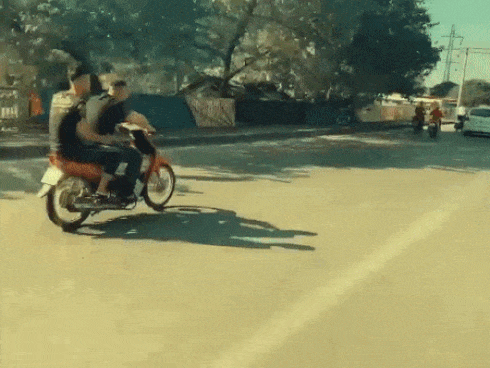 Clip: Quái xế coi tính mạng như cỏ rác, bốc đầu xe máy phóng vun vút khắp phố Hà Nội