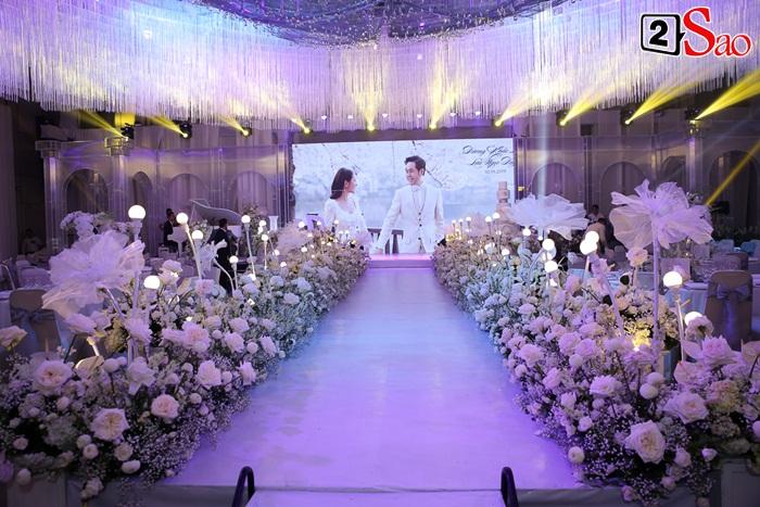 Dương Khắc Linh hôn say đắm cô dâu Sara Lưu trong không gian tiệc cưới lộng lẫy như cổ tích-14