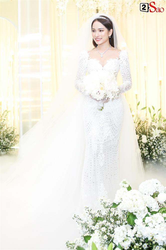 Dương Khắc Linh hôn say đắm cô dâu Sara Lưu trong không gian tiệc cưới lộng lẫy như cổ tích-4